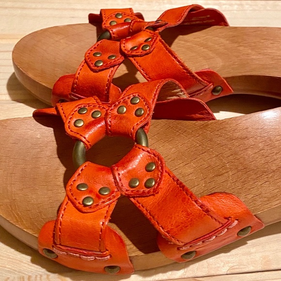 FRYE “Ellie Ring” Leather Slides in gorgeous Coral - Picture 7 of 16